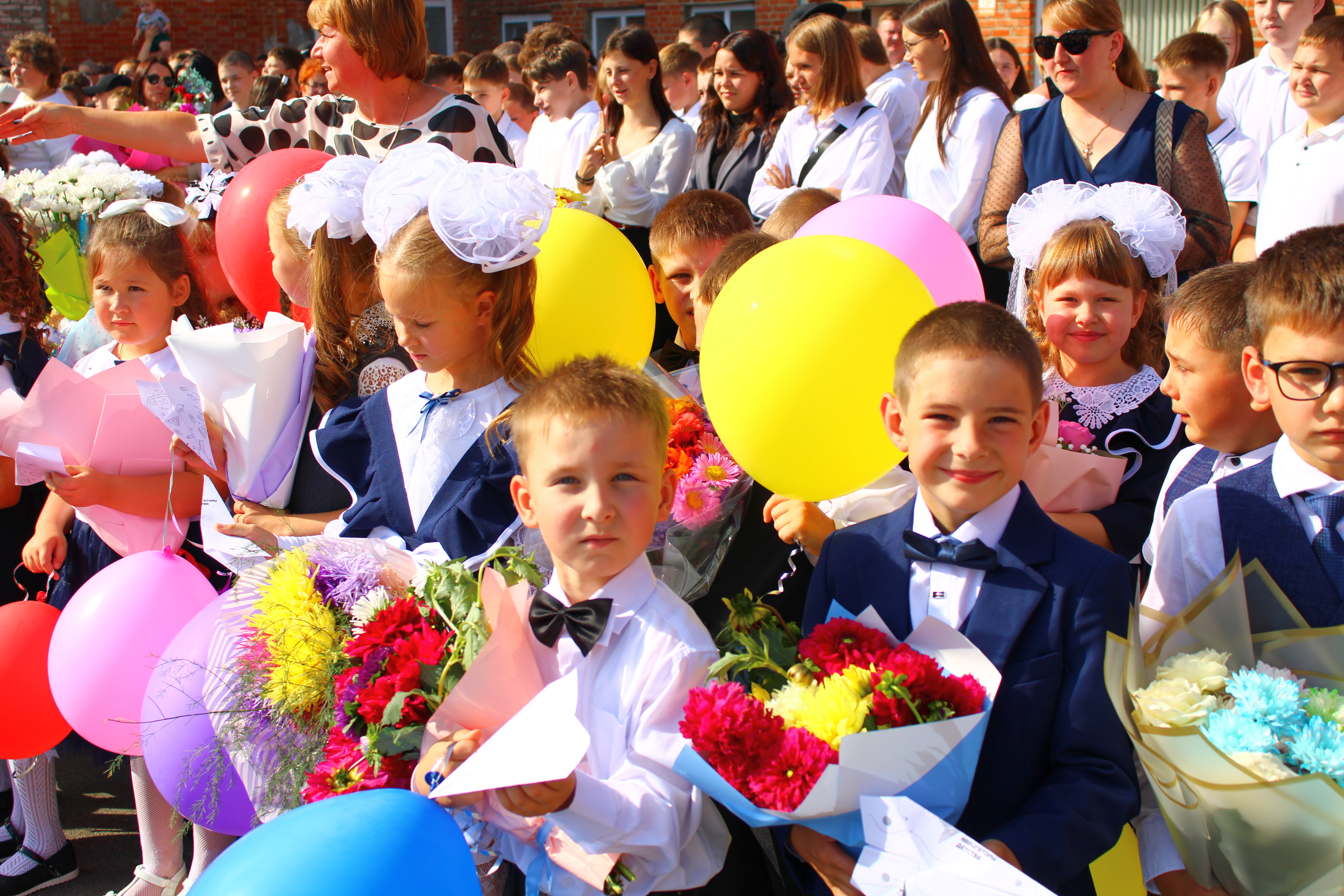 С праздником на лицах начинается школьная жизнь.